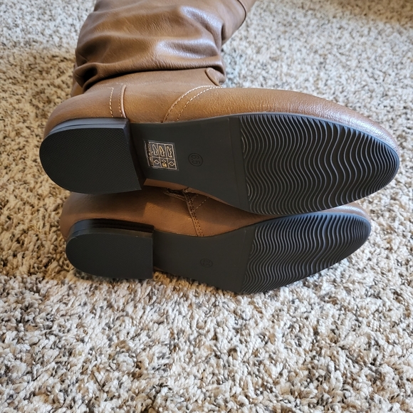 Knee-high boots in cognac with wide calf NWOT - Picture 4 of 4